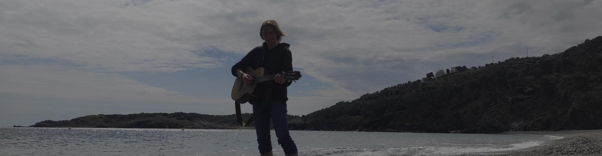 Raquel Sala tocant a la platja