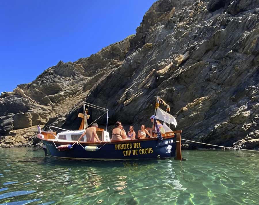 Passatgers gaudint d'un tour amb el Llop de Mar